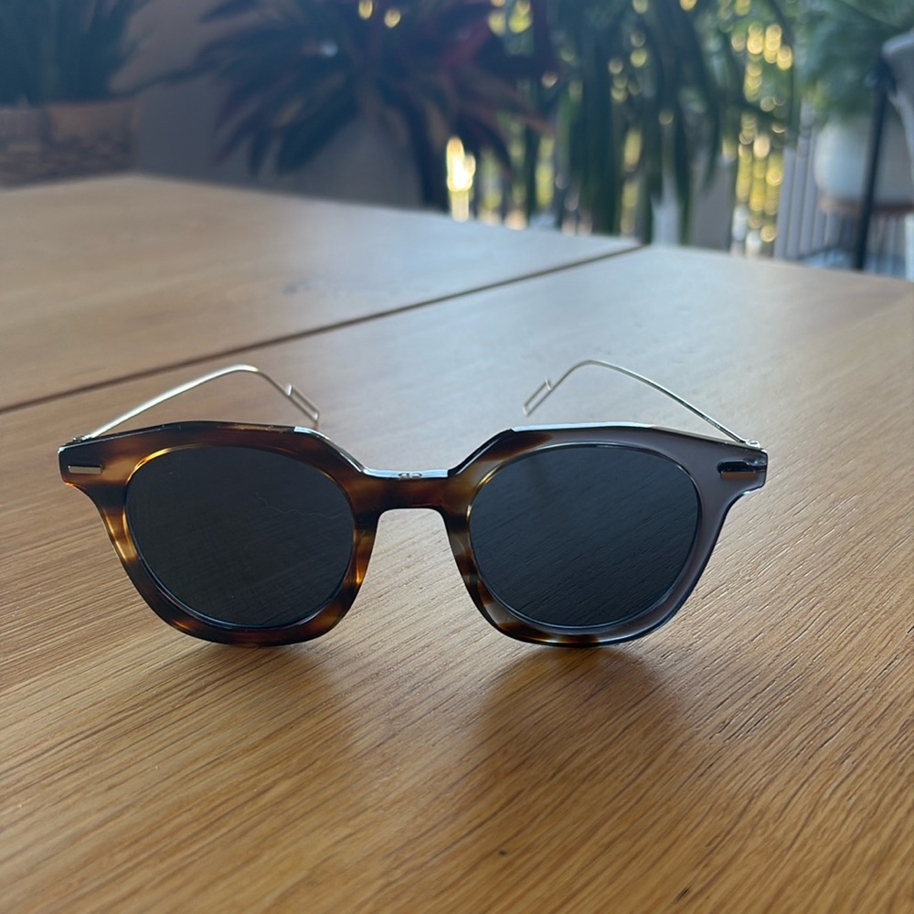 Christian Dior Men Master sunglasses in Marrone color.